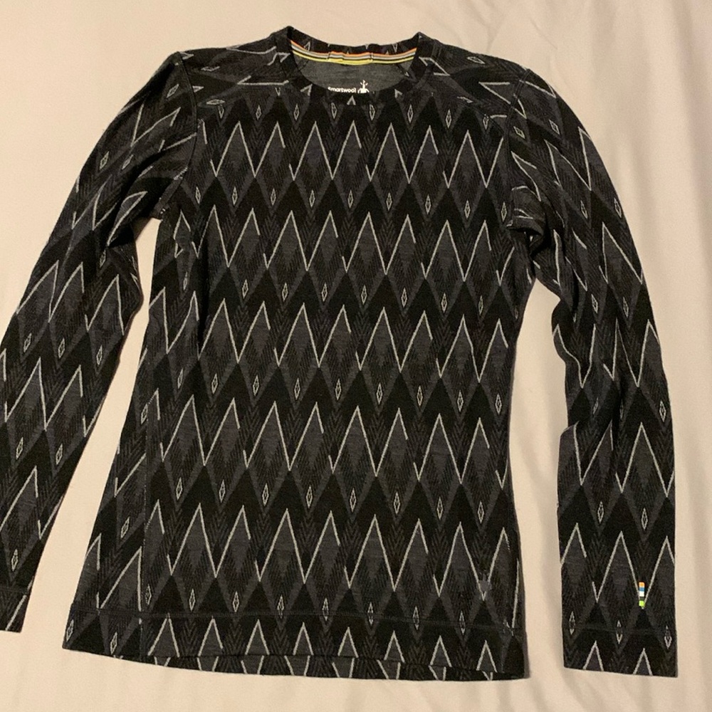 Smartwool Base Layer Sweater. Size M. Color black with a beautiful design.